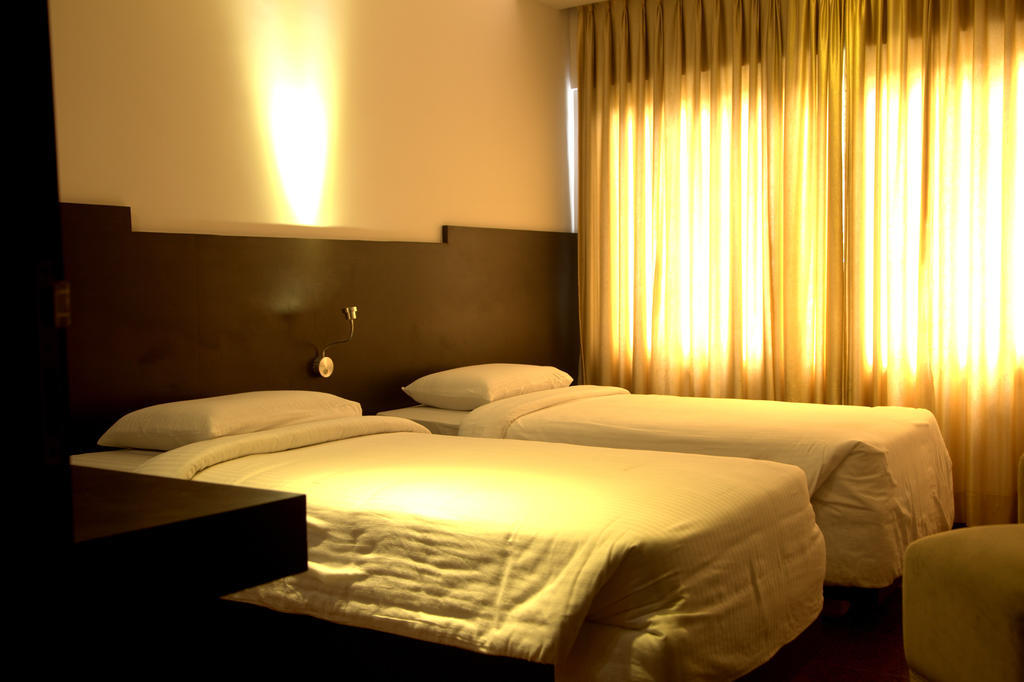 Hotel Gokulam Park Madras Buitenkant foto
