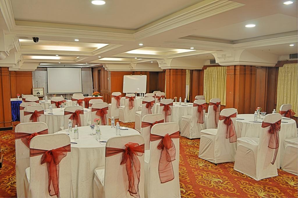Hotel Gokulam Park Madras Buitenkant foto